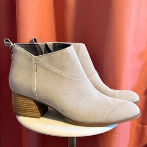 EUC Toms Leilani Light Gray Tan Beige Size 11